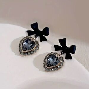✨Modcloth Maren Black Heart & Bow Earrings